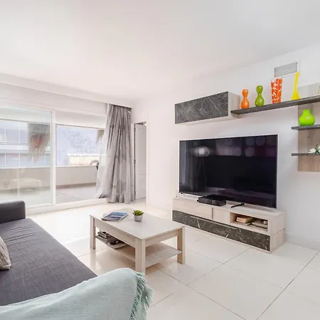 Marbella Home Rentals - Edificio Tembo, Puerto Banus, 2Br, Parking & Pool * Marbella