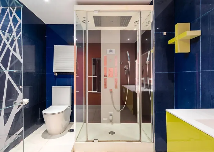 - Edificio Tembo, Puerto Banus, 2br, Parking & Pool Marbella